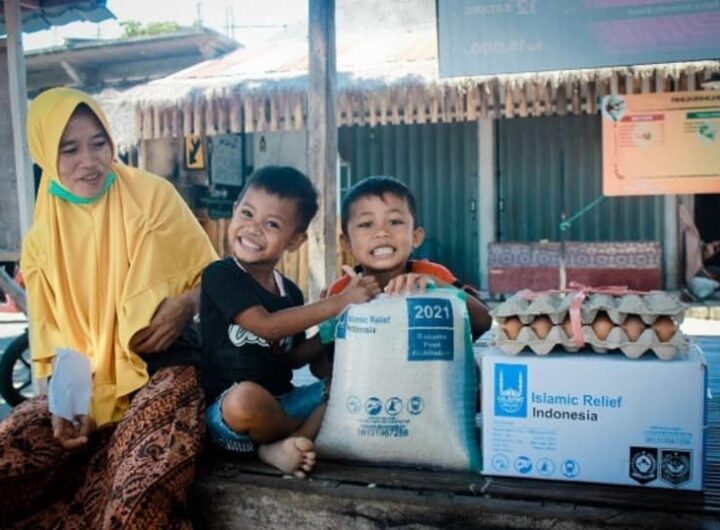 Sumbangan makanan menerusi kempen Rezeki Ramadan di Indonesia yang dianjurkan pihak Islamic Relief.