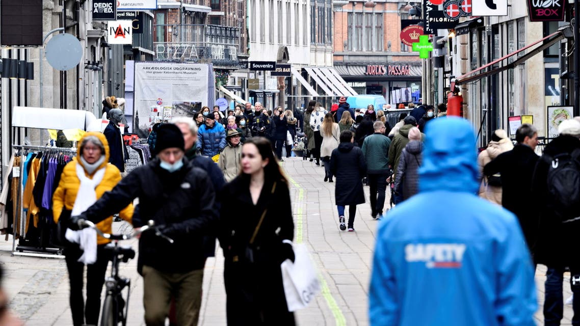 Orang ramai berjalan di kedai yang dibuka di Copenhagen, Denmark, semalam 2021.- Reuters
