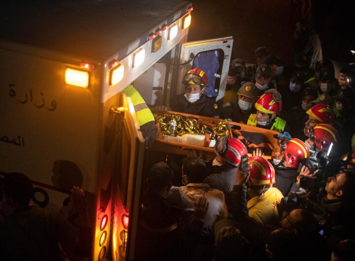 Rayan Oram berusia dibawa masuk ke dalam ambulans oleh pasukan penyelamat selepas lima hari terjatuh dan terperangkap di dalam pergi sedalam 32 meter di sebuah perkampungan di Maghribi.- Foto/AP