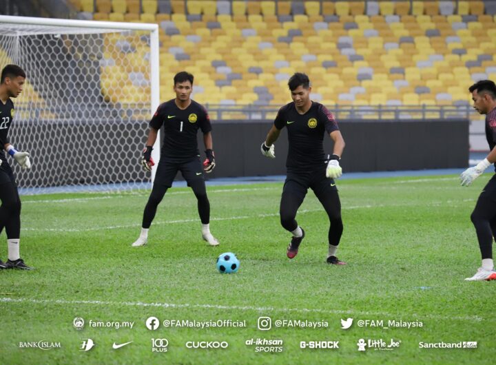 Rahadiazli Rahalim (dua, kanan) ketika menyertai sesi latihan skuad negara di Stadium Nasional, Bukit Jalil baru-baru ini.-FAM