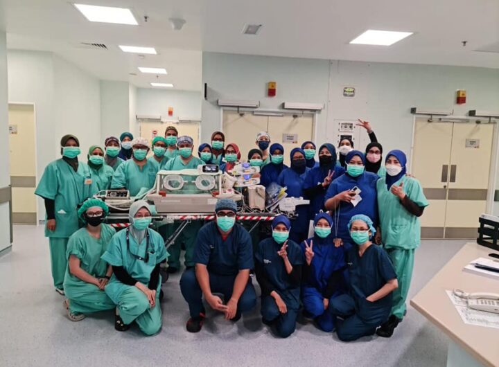 Pasukan terlibat dalam pembedahan memisahkan kembar siam pramatang pertama di Malaysia yang dijalanakan di Hospital Tunku Azizah (HTA) semalam-FACEBOOK/HTA